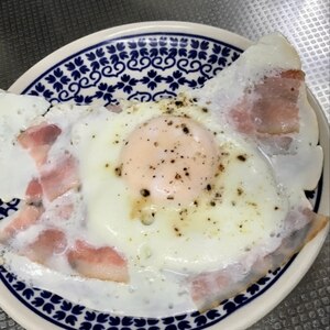 じっくり弱火で！綺麗な目玉焼き！ベーコンも添えて